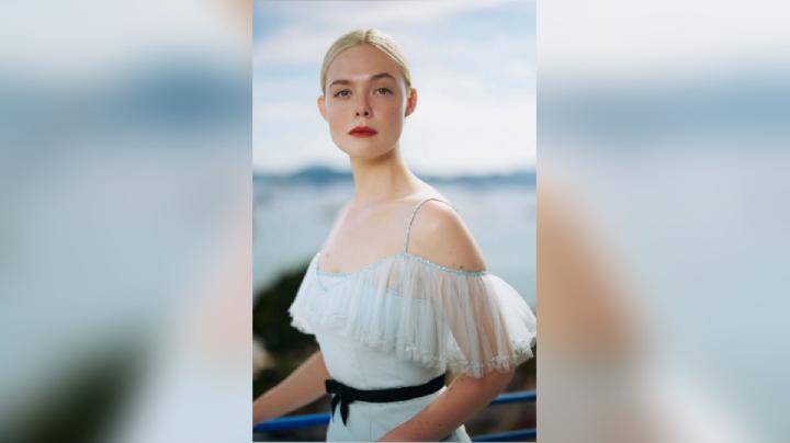 Ternyata Elle Fanning Selalu Bawa Produk Kecantikan Ini di Dalam Tas