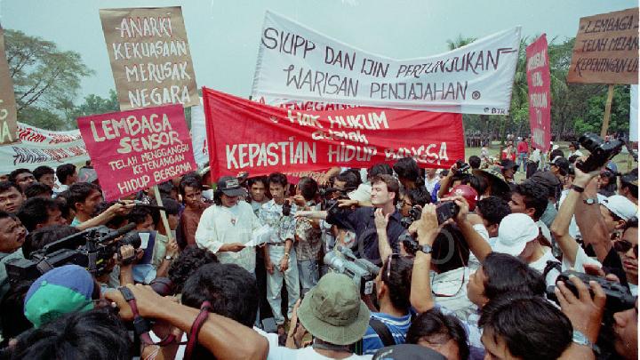 Penyair WS Rendra berunjuk rasa menentang pembredelan majalah Tempo, Editor dan tabloid Detik di depan Departemen Penerangan, Jakarta, Juni 1994. Dok Tempo/Robin Ong