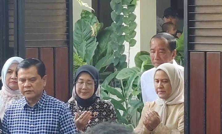Mantan Presiden Joko Widodo didampingi istri, Iriana dan adik-adik ipar menggelar tasyakuran memperingati hari ulang tahun ke-64 Jokowi di depan kediaman di Sumber, Banjarsari, Solo, Jawa Tengah, Sabtu, 21 Juni 2025. TEMPO/Septhia Ryanthie