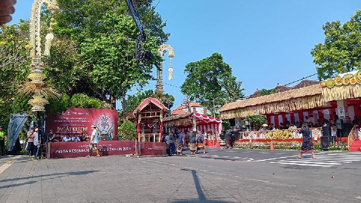 Pembukaan Pesta Kesenian Bali ke-47 yang dilakukan di ruas Jalan Raya Puputan, Renon, Denpasar, Bali, 21 Juni 2025. Tempo/Yuni Rahmawati