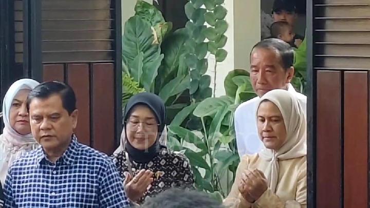 Mantan presiden Joko Widodo didampingi istri, Iriana dan adik-adik ipar menggelar tasyakuran ulang tahun ke-64 Jokowi di Sumber, Banjarsari, Solo, Jawa Tengah, 21 Juni 2025. Tempo/Septhia Ryanthie