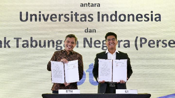 Direktur Utama PT Bank Tabungan Negara (Persero) Tbk Nixon LP Napitupulu (kiri), bersama Rektor Universitas Indonesia Heri Hermansyah (kanan), menunjukkan dokumen Perjanjian Induk Kerja Sama terkait jasa dan layanan perbankan yang baru saja ditandatangani di Kampus UI, Depok, Jumat, 20 Juni 2025. Dok. BTN 