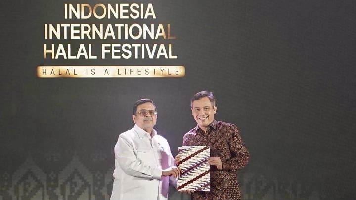 Kepala Badan Penyelenggara Jaminan Produk Halal (BPJPH) Ahmad Haikal Hasan dan Direktur Utama BTN Nixon LP Napitupulu, secara simbolis menyerahkan naskah Perjanjian Kerja Sama Jasa dan Layanan Perbankan Syariah di Jakarta, pada Jumat, 20 Juni 2025. Dok. BTN