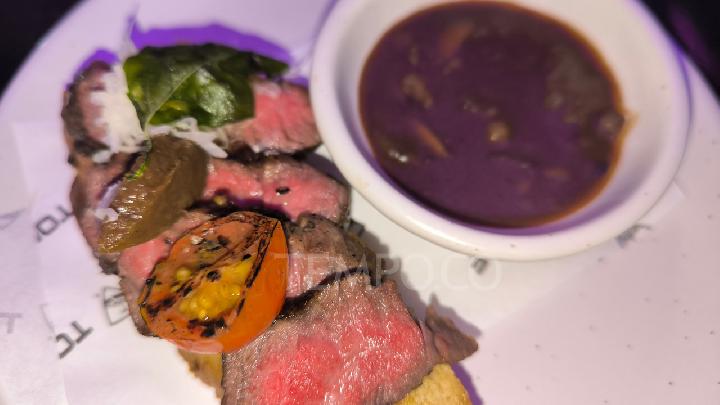 Open face wagyu foccacia dengan saus porcini yang disajikan di Ironwood Steak & Grill Topgolf Jakarta. Tempo/Yunia Pratiwi