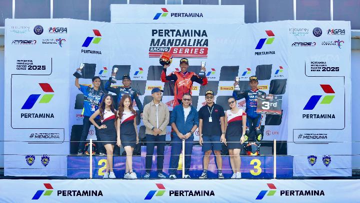 Vice President Corporate Communication Pertamina Fadjar Djoko Santoso (ketiga kiri), bersama para juara Pertamina Mandalika Racing Series 2025 yang berlangsung sejak 20 - 22 Juni 2025 di Mandalika International Circuit, Lombok, Nusa Tenggara Barat. Dok. Pertamina