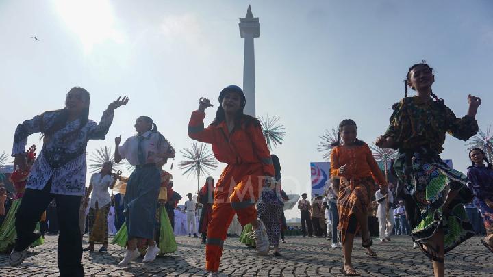 Pertunjukkan tari saat upacara Hari Ulang Tahun (HUT) ke-498 Jakarta di Monumen Nasional, Jakarta, 22 Juni 2025. Tempo/Ilham Balindra