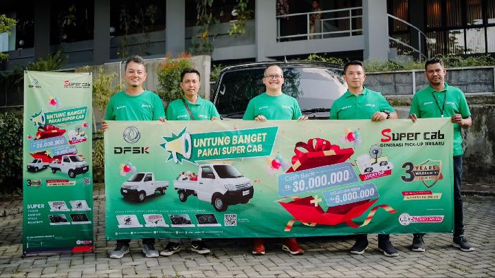 Director of Sales Center PT Sokonindo Automobile, Cing Hok Rifin (tengah). Dok. DFSK