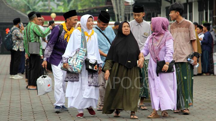Suasana haru saat jemaah haji Kabupaten Semarang tiba di Pendopo Kabupaten Semarang, 22 Juni 2025.  Tempo/Budi Purwanto.