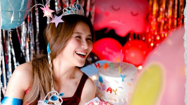 Meriahnya Ulang Tahun Ayu Ting Ting ke-33, Hangat Penuh Warna