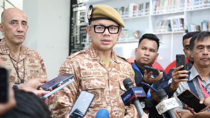 Wakil Menteri Dalam Negeri Bima Arya Sugiarto memberikan keterangan pers di Kampus Institut Pemerintahan Dalam Negeri (IPDN) Jatinangor, Kabupaten Sumedang, Jawa Barat, 22 Juni 2025. Foto Kementerian Dalam Negeri