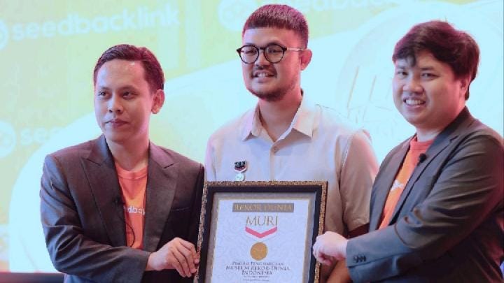 CEO seedbacklink Ahmad Desrayen (kanan), menerima penghargaan dari Museum Rekor Dunia Indonesia (MURI) sebagai platform yang memiliki Komunitas Narablog dengan Anggota Terbanyak di Dunia, pada Kamis, 19 Juni 2025. Dok. Rankpillar
