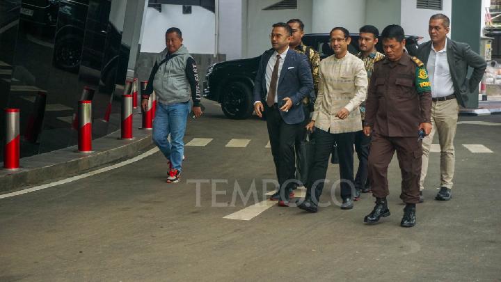 Mantan Menteri Pendidikan, Kebudayaan, Riset, dan Teknologi (Mendikbudristek) Nadiem Makarim (tengah) didampingi sejumlah tim kuasa hukum menjalani pemeriksaan, Gedung Bundar Kejaksaan Agung, Jakarta, 23 Juni 2025. Tempo/Ilham Balindra