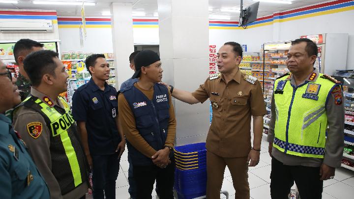 Wali Kota Surabaya Eri Cahyadi (kedua kanan), melakukan sidak parkir di salah satu minimarket di Surabaya pada Rabu, 18 Juni 2025. Dok. Pemkot Surabaya