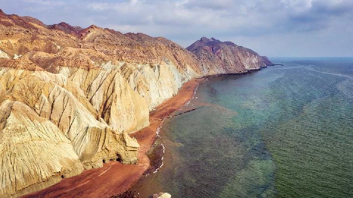 US Urges China to Prevent Iran from Shutting Strait of Hormuz