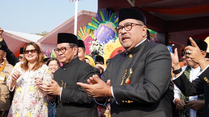 Gubernur DKI Jakarta Pramono Anung (kiri), dan Wakil Gubernur Rano Karno (kanan) menghadiri Upacara HUT ke-498 Jakarta di Monas pada Ahad, 22 Juni 2025. Dok. TEMPO/Rega Wijaya