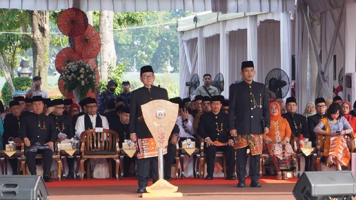 Gubernur DKI Jakarta Pramono Anung (kiri), memimpin jalannya Upacara HUT ke-498 Jakarta di Monas pada Ahad, 22 Juni 2025. Dok. TEMPO/Rega Wijaya