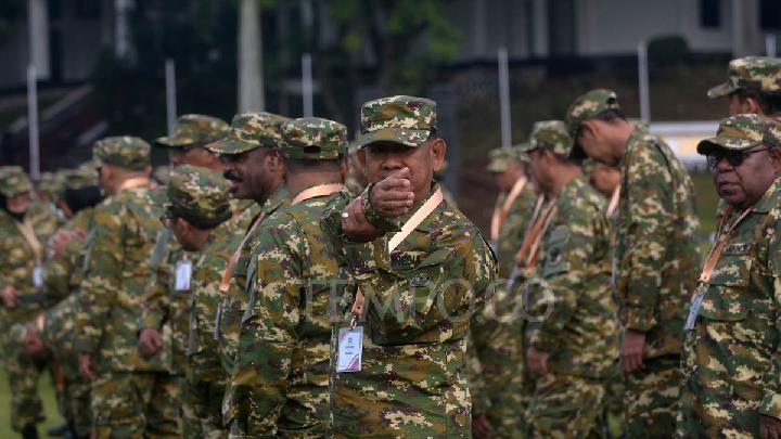 Sejumlah kepala daerah mengikuti pembukaan retret kepala daerah di lapang Institut Pemerintahan Dalam Negeri (IPDN) di Jatinangor, Sumedang, Jawa Barat, 23 Juni 2025. 84 orang kepala daerah dan wakil kepala daerah mengikuti retret orientasi kepemimpinan gelombang II di IPDN selama lima hari. Tempo/Prima Mulia