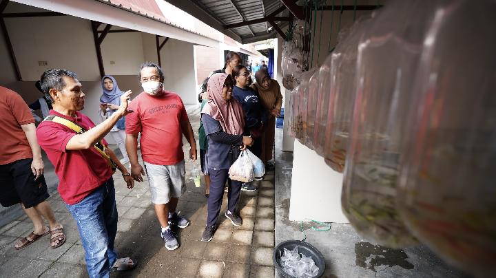 Pelaku usaha ikan hias menjajakan dagangan di Sentra PKL Simpang Lima Gumul, Kediri, Ahad, 22 Juni 2025. Pemkab Kediri