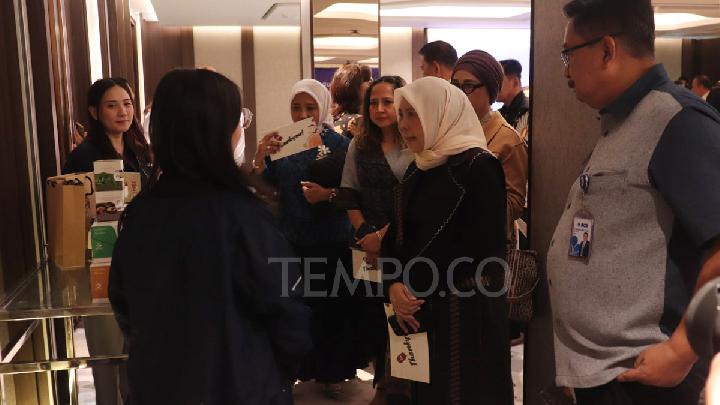 Dirjen Pengembangan Ekspor Nasional Kementerian Perdagangan, Fajarini Puntodewi (dua kanan) dan Direktur BCA, Antonius Widodo Mulyono (kanan) meninjau booth UMKM peserta Inkubasi UMKM di auditorium Hotel Ashley, Tanah Abang, Jakarta, 23 Juni 2025. Tempo/Muhammad Wildan Al Gifari