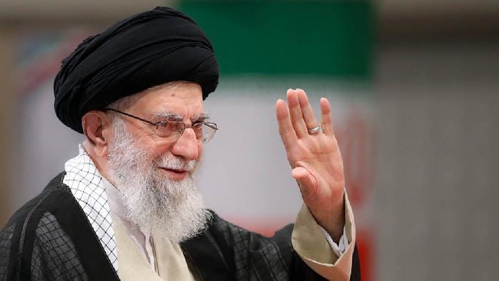 Pemimpin tertinggi Iran Ayatollah Ali Khamenei. Dikutip dari khamenei.ir, Ali Khamenei adalah ulama sekaligus tokoh politik berpengaruh di Iran. Ia lahir di kota suci Mashhad pada 19 April 1939 yang merupakan putra kedua Sayyed Javad Khamenei. Dok. khamenei.ir