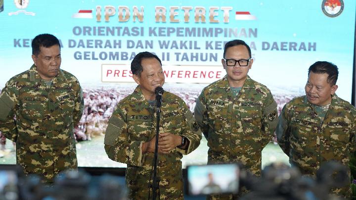Menteri Dalam Negeri (Mendagri) Muhammad Tito Karnavian bersama Wakil Menteri Dalam Negeri (Wamendagri) Bima Arya Sugiarto, saat Press Conference Retret Kepala Daerah dan Wakil Kepala Daerah Gelombang II Tahun 2025 di Kampus Institut Pemerintahan Dalam Negeri (IPDN) Jatinangor, Kabupaten Sumedang, Jawa Barat, Senin, 23 Juni 2025. TEMPO/Hendy Mulia