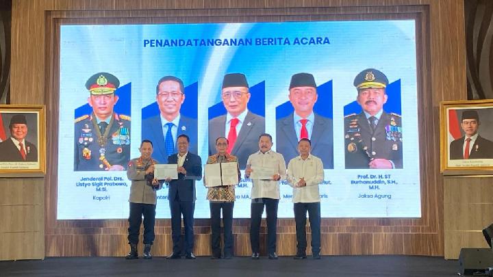 (Dari kiri) Kapolri Listyo Sigit Prabowo, Menteri Hukum Supratman Andi Agtas, Ketua Mahkamah Agung Sunarto, Jaksa Agung ST Burhanudin, dan Wakil Menteri Sekretaris Negara Bambang Eko Suharyanto, saat penandatanganan naskah Daftar Inventaris Masalah Rancangan Undang-undang Hukum Acara Pidana, di Graha Pengayoman Kementerian Hukum, Jakarta Selatan, Senin, 23 Juni 2025. Tempo/Oyuk Ivani Siagian