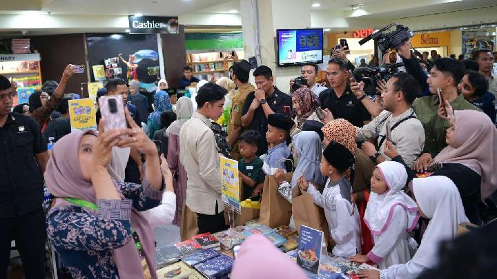 Wakil Presiden Gibran Rakabuming Raka mengajak 100 anak yatim dan kurang mampu dari wilayah Kecamatan Genteng berbelanja keperluan sekolah, di Gramedia Genteng, Banyuwangi, Jawa Timur, Senin, 23 Juni 2025. Dok. Sekretariat Wakil Presiden
