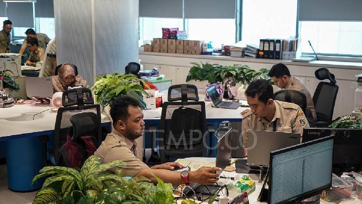 Aparatur Sipil Negara (ASN) bekerja di Balaikota Jakarta, 23 Juni 2025. Tempo/Martin Yogi Pardamean