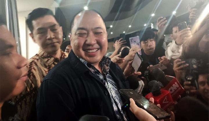 Direktur Utama PT Sri Rejeki Isman (Sritex) Iwan Kurniawan Lukminto keluar dari gedung Pidsus Kejagung setelah diperiksa 11 jam sebagai saksi kasus korupsi pemberian kredit sejumlah bank kepada Sritex, di Jakarta, Senin, 23 Juni 2025. Tempo/Jihan Ristiyanti
