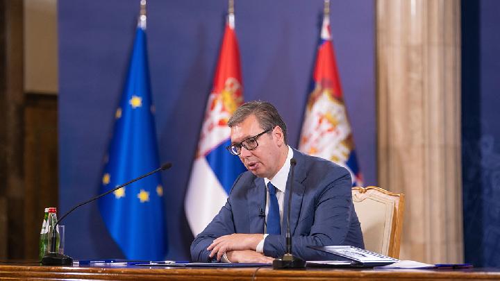 Tens of Thousands in Serbia Join Anti-Vuvic Rally, Demanding Early Elections