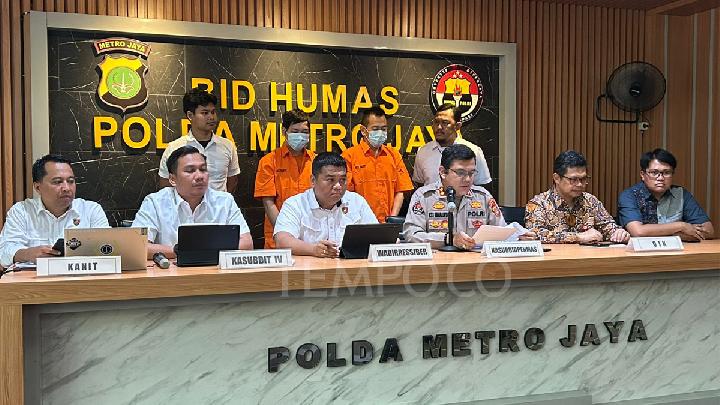 Kepolisian Daerah Metropolitan Jakarta Raya (Polda Metro Jaya) mengadakan konferensi pers tentang kasus tindak pidana phishing dalam bentuk SMS blasting yang mengatasnamakan bank-bank tertentu, di Markas Polda Metro Jaya, Jakarta Selatan,  24 Juni 2025. Tempo/Nabiila Azzahra A