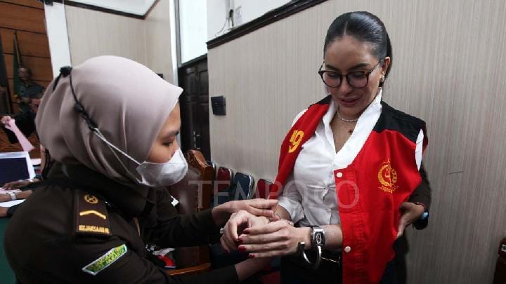 Nikita Mirzani saat akan menjalani sidang kasus dugaan pemerasan dan pengancaman terhadap bos perawatan kulit (skincare) di Pengadilan Negeri Jakarta Selatan, 24 Juni 2025. Tempo/Amston Probel