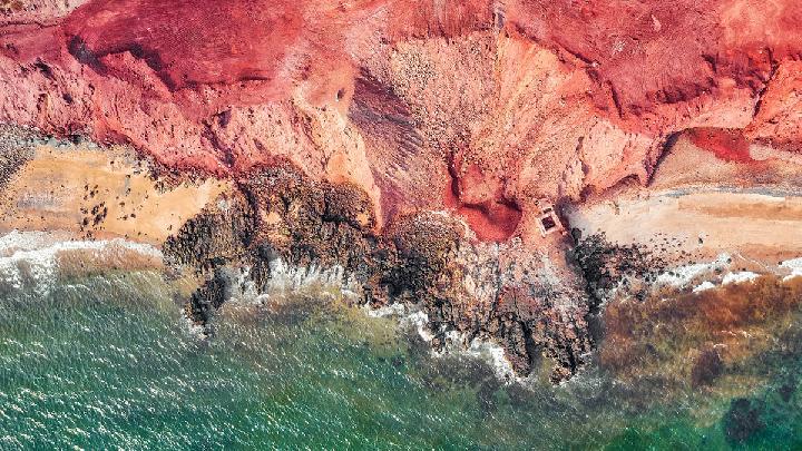 Why the Sea Around Iran's Hormuz Island Suddenly Turned Red