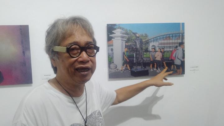 Butet Kartaredjasa saat menjelaskan karya foto di LAV Gallery dalam pameran Eling Sangkan Paraning Dumadi, 22 Juni 2025. TEMPO/Muh Syaifullah