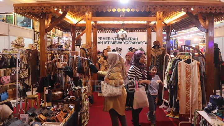 Suasana booth UMKM Provinsi Daerah Istimewa Yogyakarta di Hall C1,2 Jakarta International Expo dalam acara Jakarta Fair 2025, 24 Juni 2025. Tempo/Muhammad Wildan Al Gifari