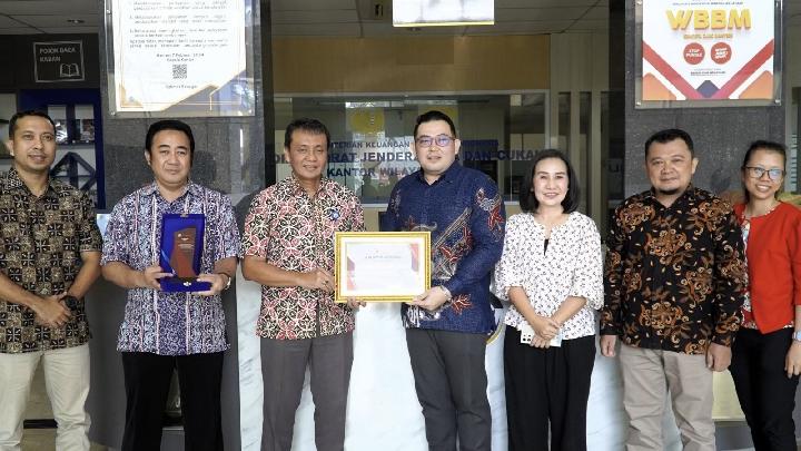 Plh. Kepala Kanwil Bea Cukai Banten Broto Setia Pribadi (ketiga kiri), menerima penghargaan dari PT Dolphin Food and Beverages Industry atas pelayanan prima dalam pemberian fasilitas KITE di Kantor Bea Cukai Banten, Tangerang Selatan, Jumat, 20 Juni 2025. Dok. Bea Cukai
