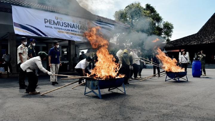 Bea Cukai Madiun Lenyapkan Jutaan Rokok dan Minuman AlkoholÂ Ilegal