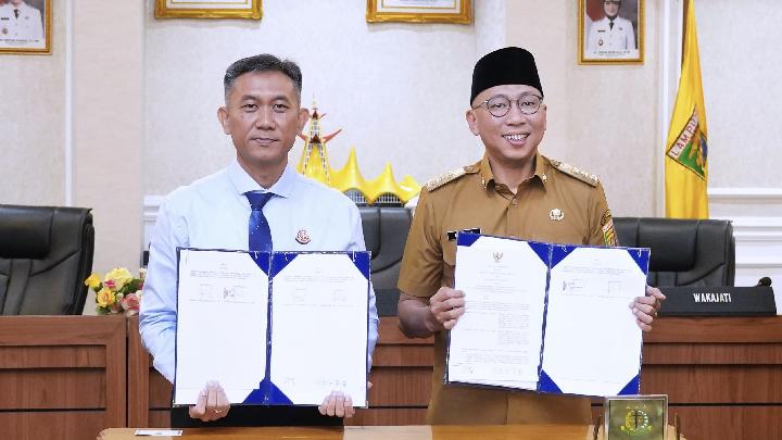 Gubernur Lampung Rahmat Mirzani Djausal (kanan), bersama Kepala Kejati Lampung Danang Surya Wibowo usai menandatangani kesepakatan bersama di Kantor Gubernur Lampung, Selasa, 24 Juni 2024. Dok. Pemprov Lampung