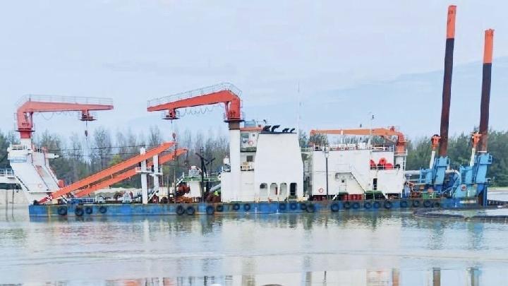 Kapal keruk Costa Fortuna 3 saat beroperasi dalam proses normalisasi alur pelayaran Pelabuhan Pulau Baai, Bengkulu, Rabu, 25 Juni 2025. Dok. Pelindo
