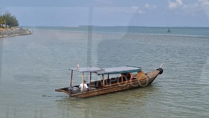 Kapal kayu melintas di pesisir Pulau Batam, salah satu transportasi yang digunakan warga melintas antar pulau, di Batam, Kepuluan Riau, 26 Juni 2025. Tempo/Yogi Eka Sahputra