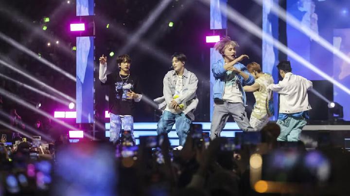 Personel NCT Dream beraksi dalam acara Allo Bank Festival di Istora Senayan, Jakarta, Mei 2022. Antara/Asprilla Dwi Adha