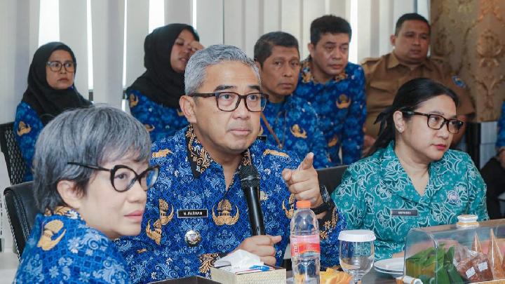 
Wali Kota Bandung Muhammad Farhan, memaparkan rangkaian pelaksanaan program budaya Bandung Kota Cerita, pada Selasa, 17 Juni 2025. Acara akan digelar pada Sabtu, 28 Juni 2025 di Microlibrary Asia Afrika, Jalan Alun-alun Timur. Dok. Pemkot Bandung
