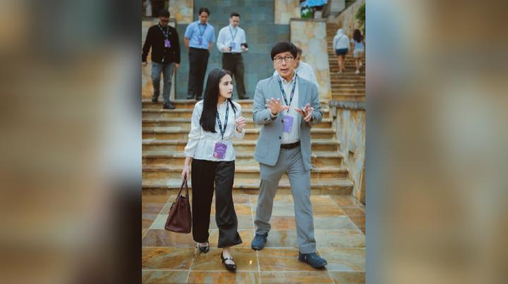 Klasik Simpel, Gaya Fashion Prilly Latuconsina Menghadiri Forum Asia Pasifik
