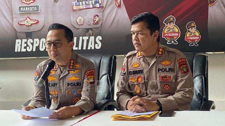 Kabis Humas Polda Metro Jaya Komisaris Besar Ade Ary Syam Indradi (kiri) dan Kasubdit Penmas Polda Metro Jaya Ajun Komisaris Besar Reonald Simanjuntak di Mapolda Metro Jaya, Jakarta, 26 Juni 2025. Tempo/Oyuk Ivani Siagian