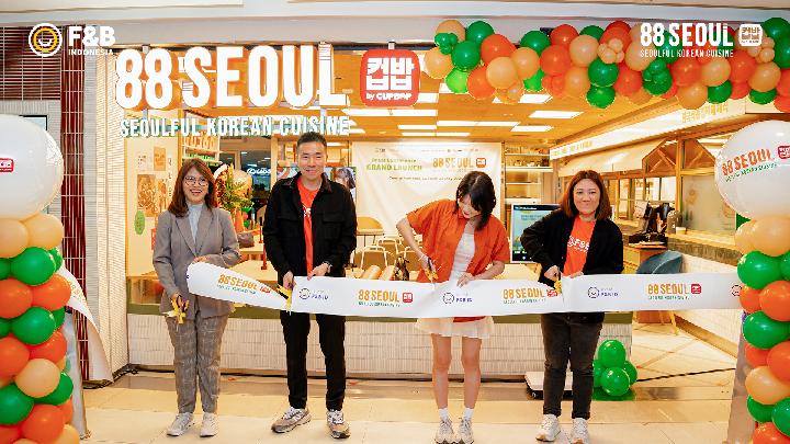 CEO F&B ID Devin Widyakrisnadi, bersama tim saat meresmikan gerai pertama 88SEOUL di Central Park Mall, Jakarta, Rabu, 22 Mei 2025. Dok. Istimewa