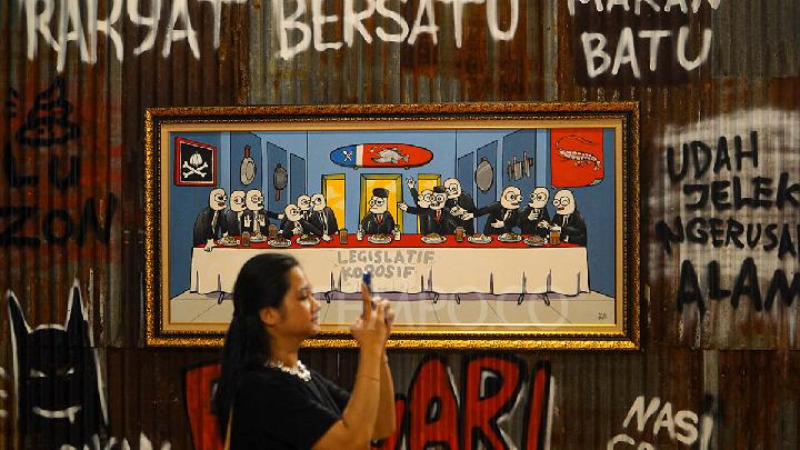 Pengunjung melihat karya seni dalam Pameran Jakarta Provoke! 2025 di Pos Bloc Jakarta, 26 Juni 2025. Tempo/Martin Yogi Pardamean