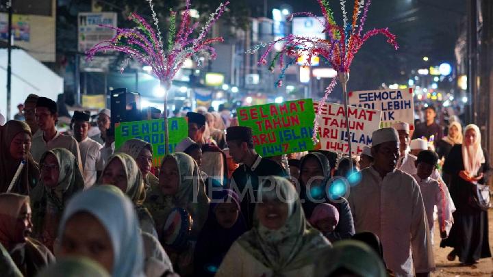 Pawai menyambut 1 Muharram di Duren Sawit, Jakarta Timur, 26 Juni 2025. Pawai yang digelar dalam rangka merayakan Tahun Baru Islam ini diikuti oleh sejumlah Majelis Taklim di Kampung Cilungup, Duren Sawit. Tempo/Fardi Bestari