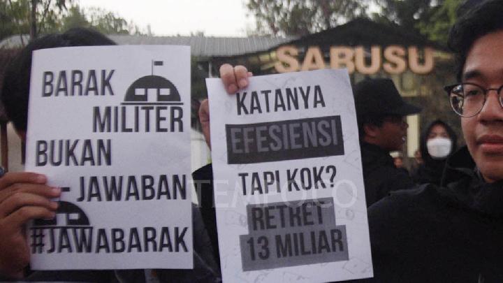 Mahasiswa melakukan Aksi Kamisan Jatinangor di Saung Budaya Sunda, Jatinangor, Sumedang, Jawa Barat, 26 Juni 2025. Aksi yang bertepatan dengan penutupan retret kepala daerah gelombang dua di Kampus IPDN, mengkritik retret yang tidak bermanfaat bagi rakyat dan mengabaikan nilai-nilai keadilan anggaran. Mahasiswa juga mengkritik kebijakan kepala daerah yang mengirimkan pelajar ke barak militer. Tempo/Prima Mulia