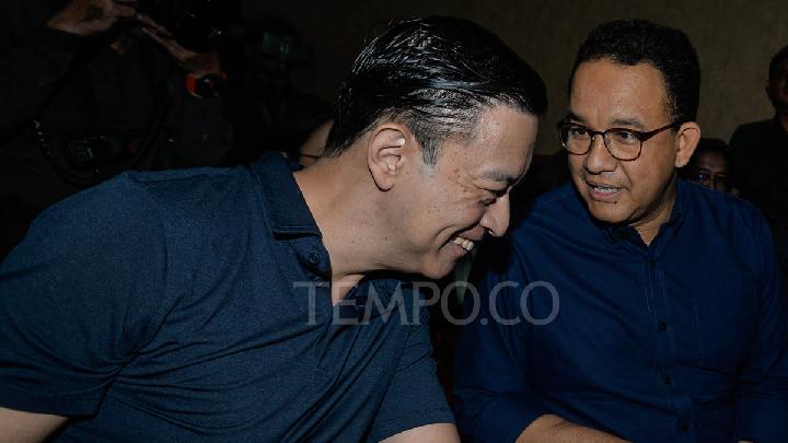 Terdakwa kasus dugaan korupsi impor gula Thomas Lembong (kiri) didampingi mantan Gubernur Jakarta Anies Baswedan bersiap mengikuti sidang pembacaan dakwaan di Pengadilan Tipikor, Jakarta, 6 Maret 2025. Tempo/Tony Hartawan