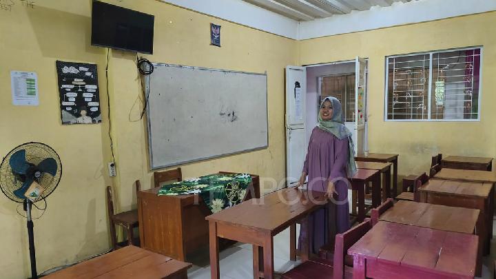 Wakil Kepala Sekolah Bidang Kurikulum SMP Tirtajaya, Dwi Retno Ningrum menunjukan ruang kelas sekolahnya yang masuk Program Rintisan Sekolah Swasta Gratis di Jalan Kampung Parung Serab, Kelurahan Tirtajaya, Kecamatan Sukmajaya, Depok, Jawa Barat, 26 Juni 2025. Tempo/Ricky Juliansyah